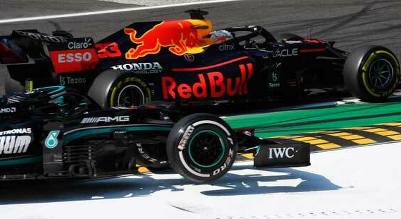 Nella foto, Verstappen spinge fuori pista Hamilton alla Roggia al 1° giro