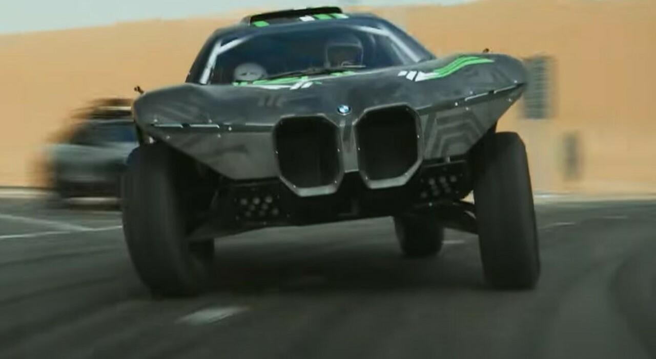 La BMW Dune TAxi è un concept apparso in un filmato pubblicato dalla filiale Middle East della casa bavarese. Spettacolari le immagini e le manovre dei piloti nel deserto degli Emirati Arabi Uniti