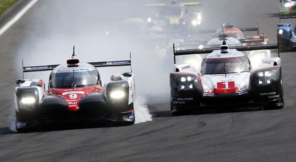 Un duello tra i bolidi Porsche e Toyota