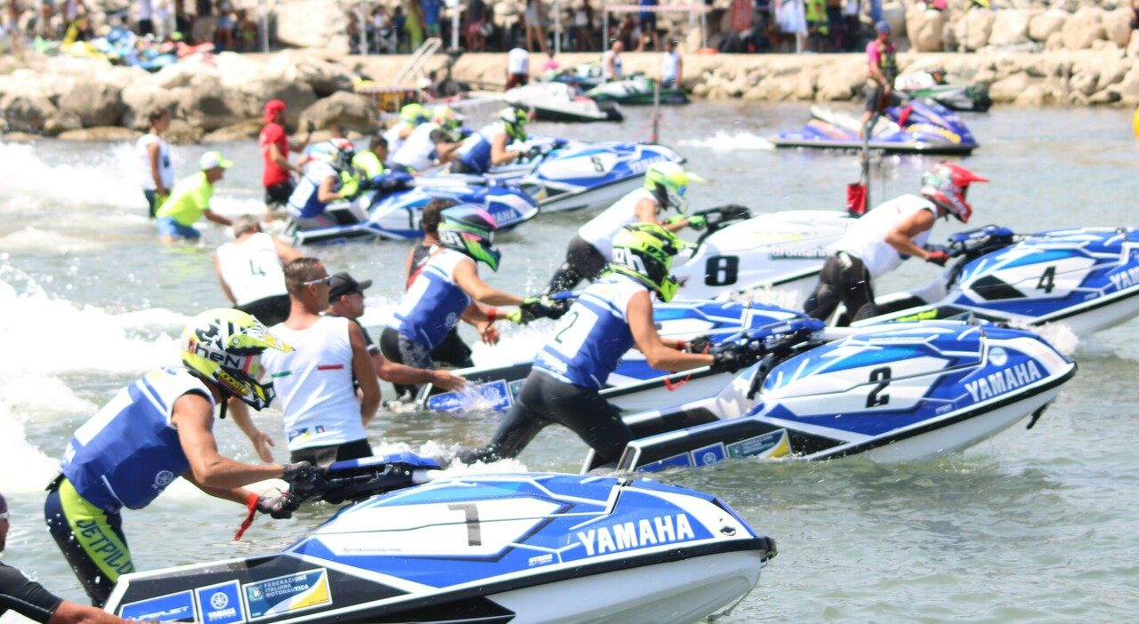 La partenza di una delle categorie del campionato italiano moto d'acqua