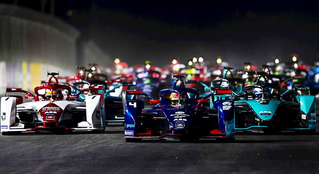 La partenza di un EPrix in notturna della Formula E