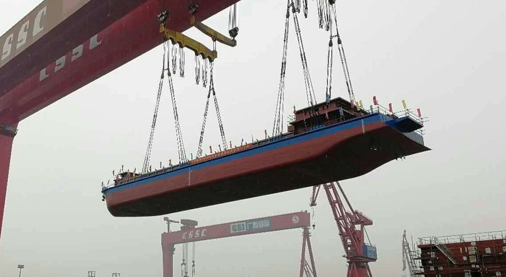 La nave cargo cinese mentre viene messa in mare per il collaudo