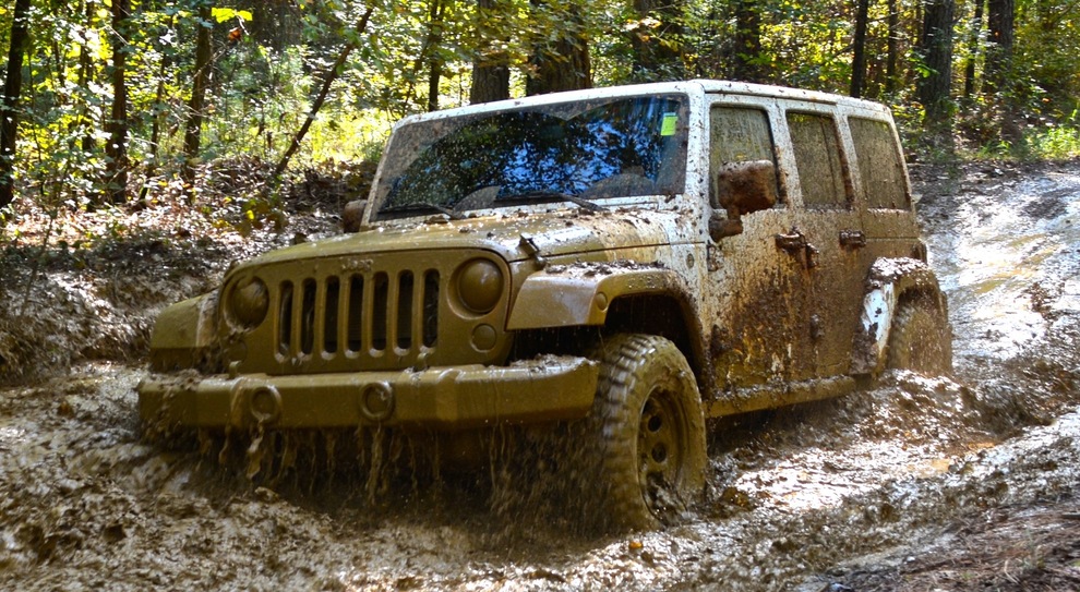 Una Jeep gommata con i nuovi Mud-Terrain T/A KM3 di BFGoodrich impegnata in un difficile passaggio in offroad