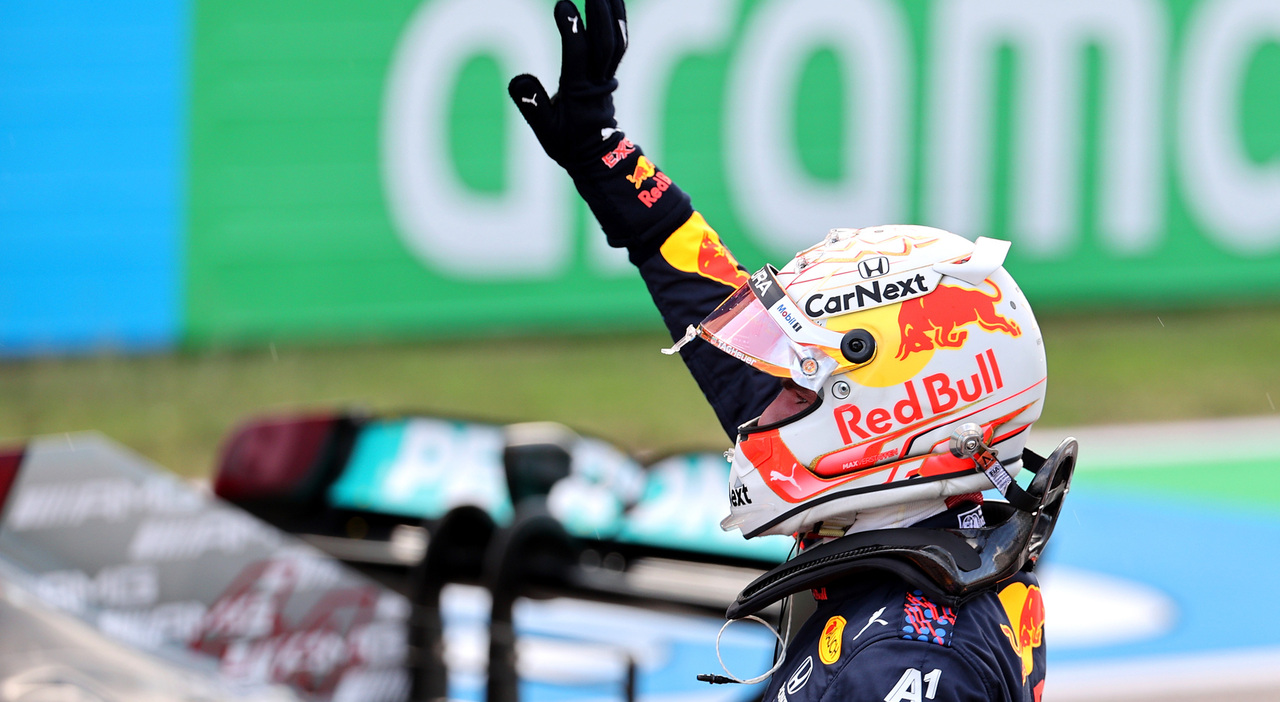 Max Verstappen festeggia ad Austin dopo aver conquistato la pole position con la sua Red Bull