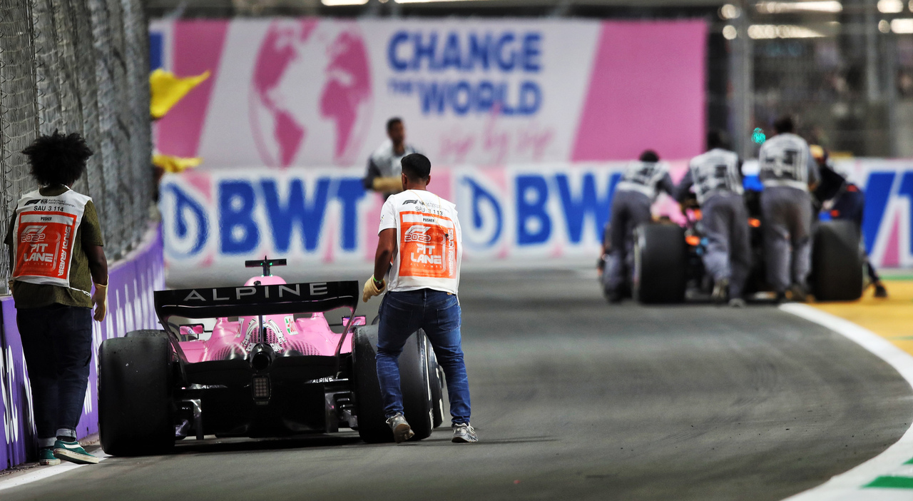 L'Alpine di Alonso e la McLaren di Ricciardo ferme a Jeddah