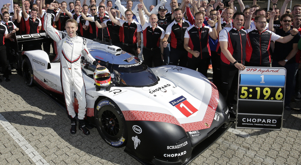 Timo Bernhard festeggia l'impressionante record insieme a tutto il team Porsche