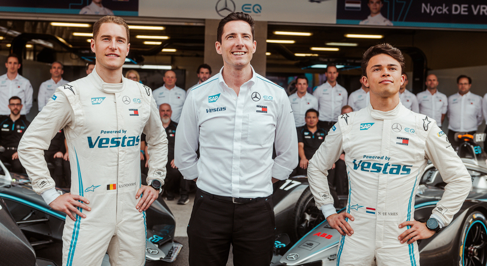 Ian James, team principal del team Mercedes EQ, insieme ai due piloti: Stoffel Vandoorne (sinistra) e Nyck de Vries (destra).