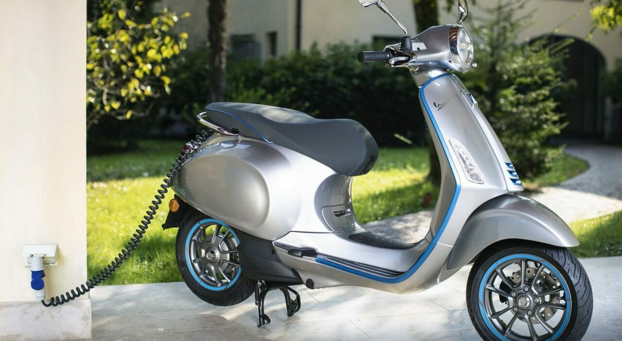 Bonus moto e scooter elettrici, chi ha diritto agli incentivi (sino a 4.000 euro): ancora disponibili 7,4 milioni