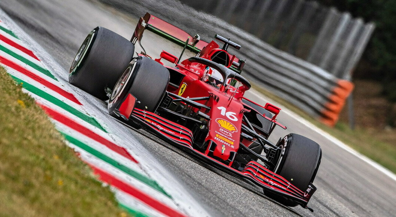 La Ferrari in pista a Fiorano con Leclerc