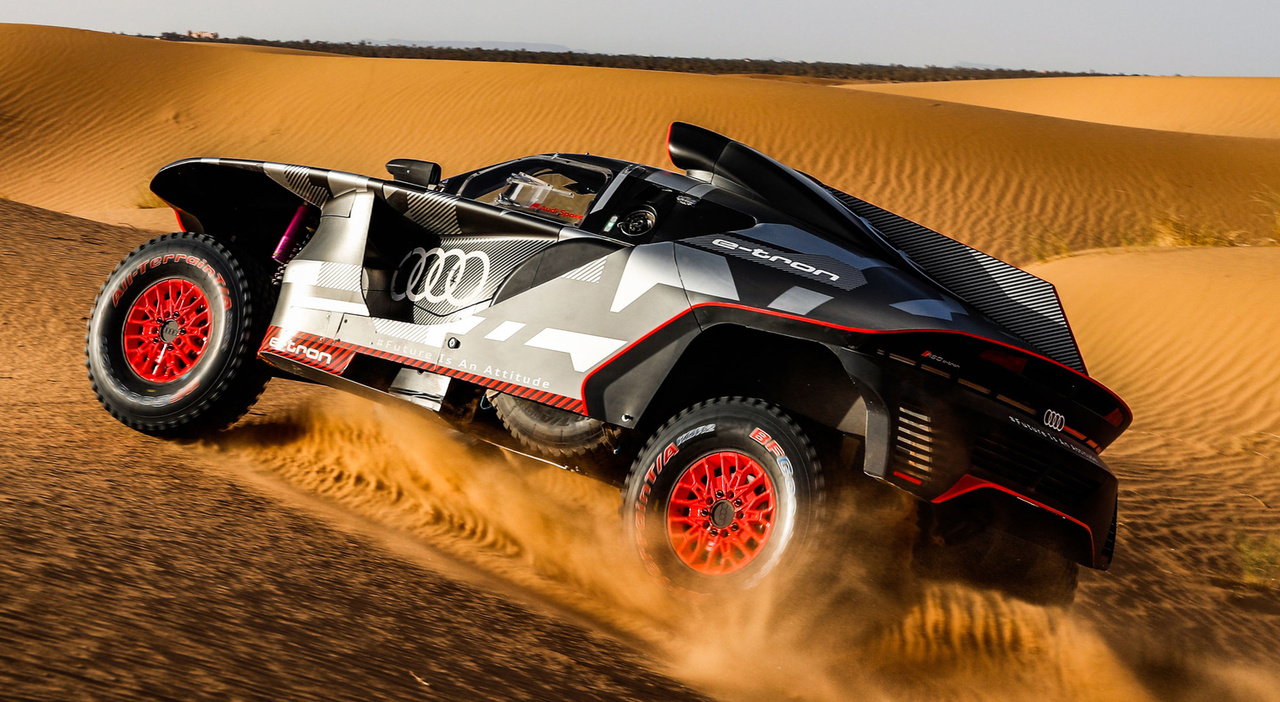 La nuova Audi per la Dakar coperta dal telo in attesa della presentazione