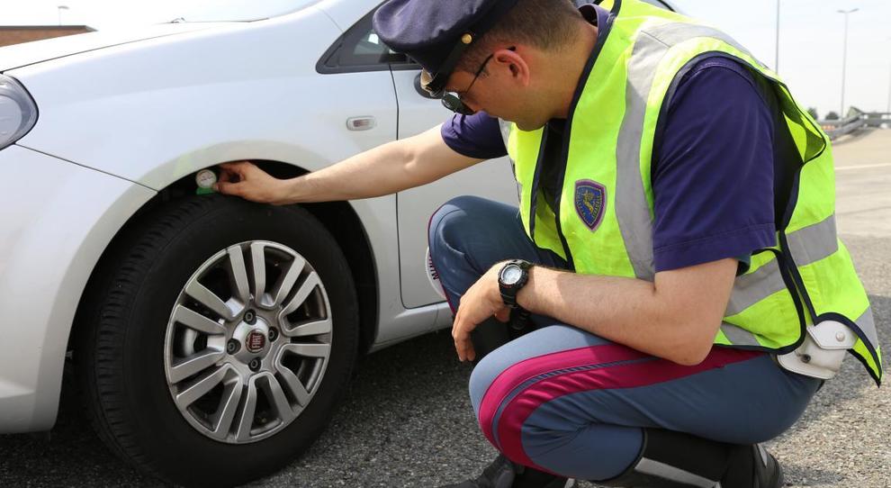 Un controllo degli pneumatici da parte della Polizia Stradale
