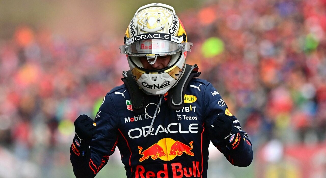 L'esultanza di Verstappen appena sceso dalla sua Red Bull