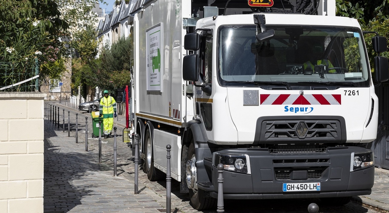 Uno dei Renault Trucks D Wide E-Tech per raccogliere i rifiuti domestici