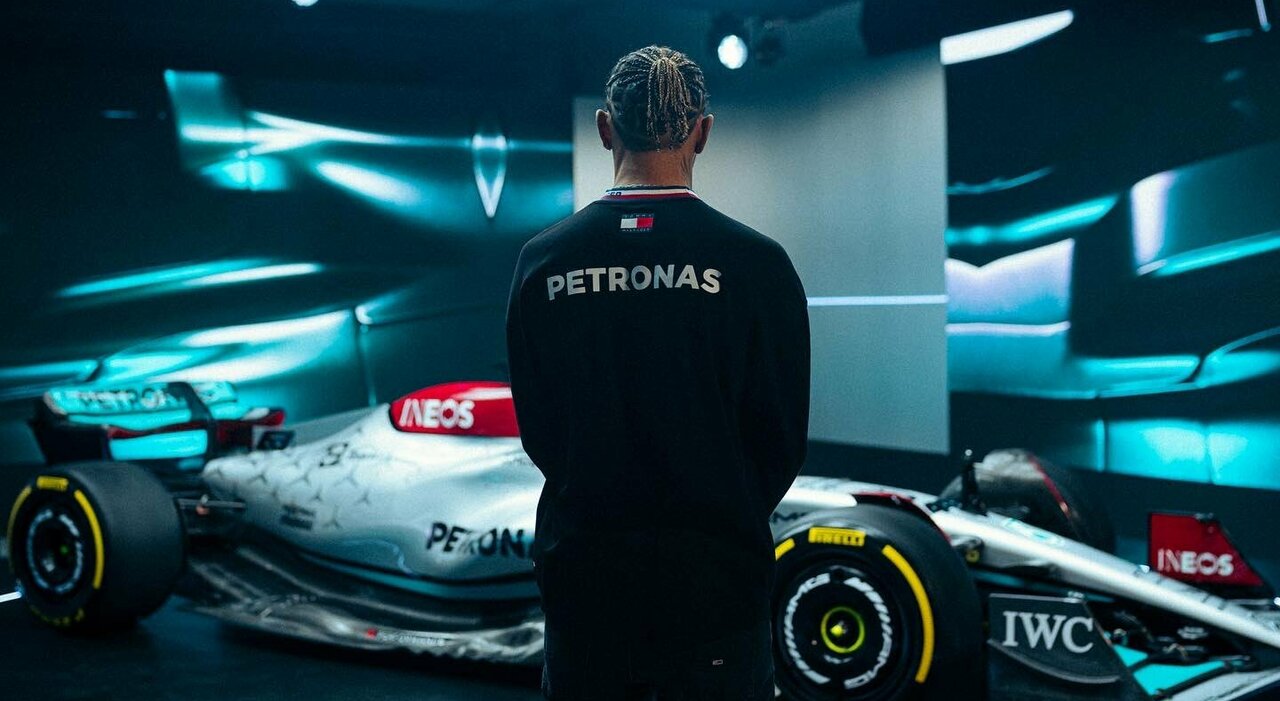 Lewis Hamilton guarda la sua nuova Mercedes