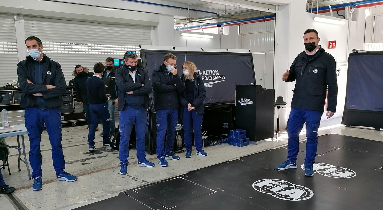 Alcuni Commissari della FIA in Formula E durante i test prrstagionali a Valencia