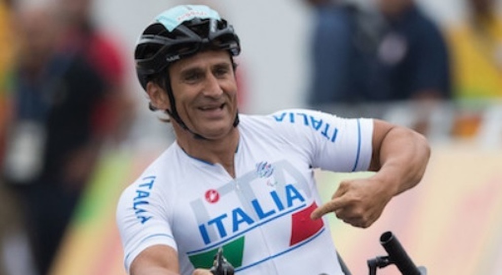 Alex Zanardi, l'Italia prega per il campione diventato simbolo di rinascita