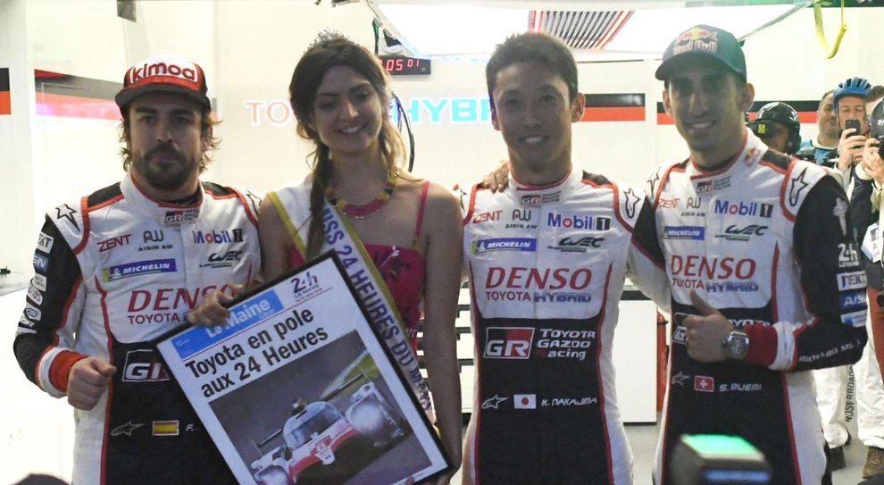 Fernando alonso (a sinistra) festeggia la pole a Le Mans della sua Toyota TS050 insieme ai compagni di squadra Nakajima e Buemi