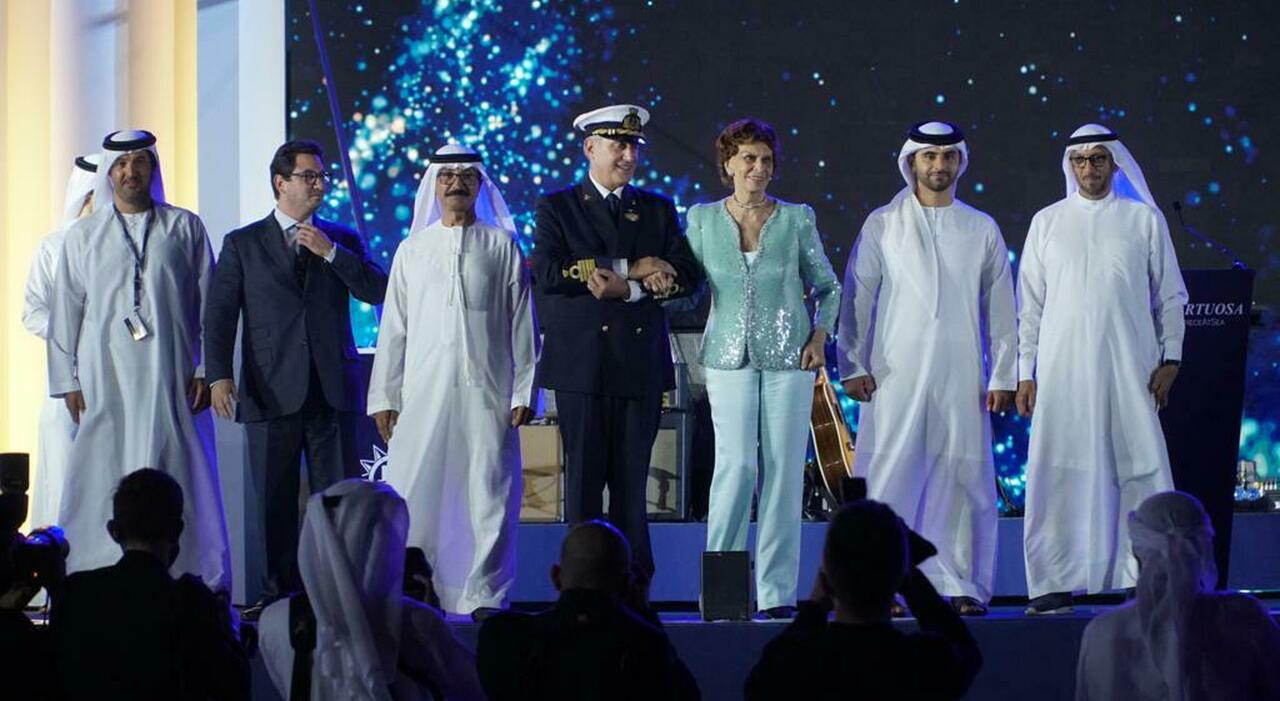 Sophia Loren con il comandante Francesco Veniero al battesimo della Msc Virtuosa a Dubai