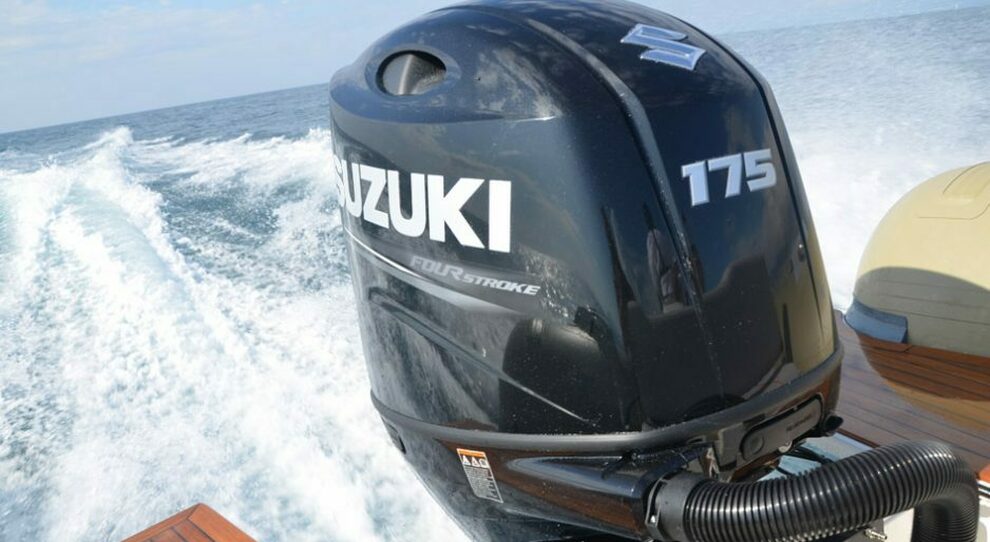 Un motore fuoribordo Suzuki Marine