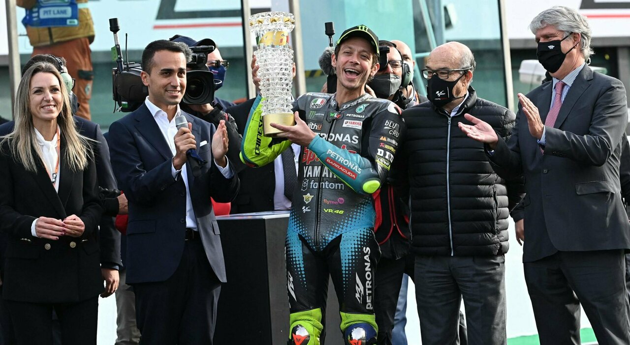 Il ministro degli esteri Di Maio consegna un premio alla carriera a Valentino Rossi