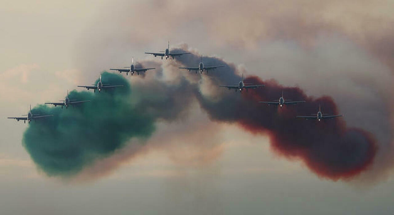 La pattuglia acrobatica delle Frecce Tricolori dell'Aeronautica Militare Italiana in parata durante una manifestazione
