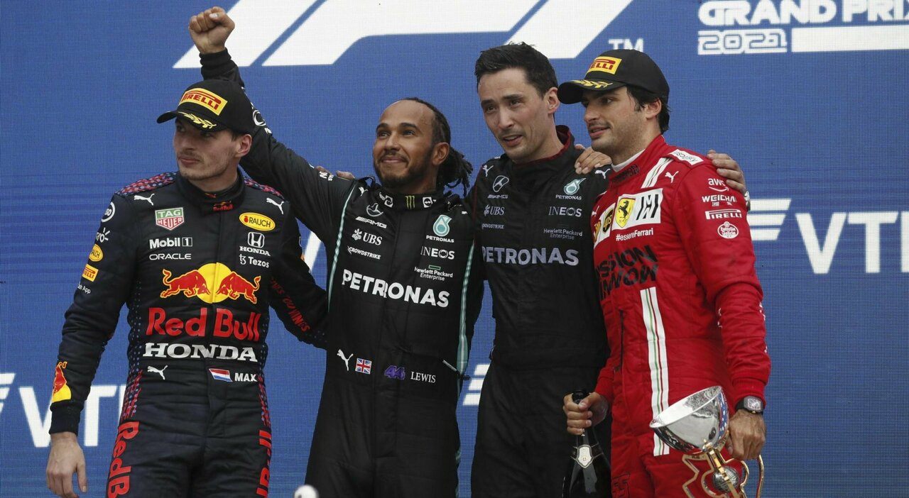GP Russia, diretta: Sainz e la Ferrari tentano il colpaccio, Hamilton scatta quarto. Verstappen ultimo