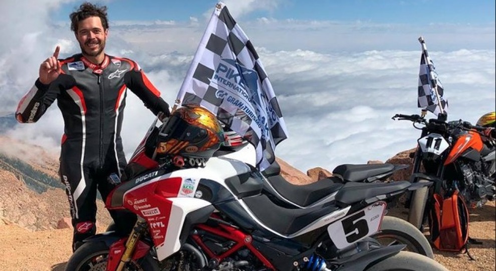 Carlin Dunne festeggia la vittoria alla Pikes Peak 2018 ottenuta in sella alla nuova Ducati Multistrada 1260