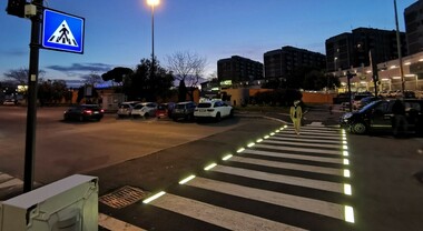 Roma, arrivano 715 attraversamenti pedonali luminosi. Stanziati 10 milioni di euro per sicurezza sulle strisce