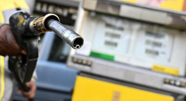 Carburanti, prosegue discesa prezzi: media diesel torna sotto 1,9 euro al litro. Benzina in modalità self a 1,876