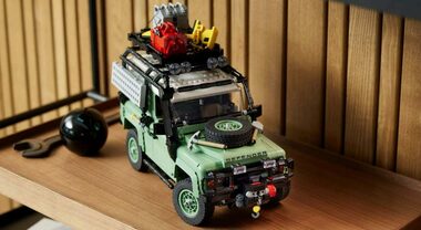 Land Rover, Lego Icons realizza un set per costruire il Defender 90. Nasce per celebrare i 75 anni del mitico fuoristrada