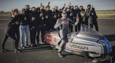 Max Biaggi vola in moto (elettrica) a 455 km/h: nuovo record del mondo