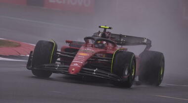 F1, ​Sainz porta la Ferrari in pole sotto il diluvio di Silverstone: beffato Verstappen, Leclerc è terzo