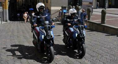 Seat Mò 125 indossa la divisa della Polizia di Stato. Consegnati due scooter elettrici alla questura di Bergamo