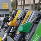 Benzina, il prezzo del self sale a 1,857 euro al litro. Il diesel cala a 1,786 euro al litro