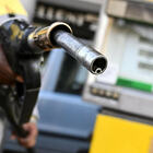 Carburanti, prosegue discesa prezzi: media diesel torna sotto 1,9 euro al litro. Benzina in modalità self a 1,876