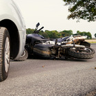 Motociclista evita scontro con auto e finisce a terra, no a risarcimento. Per Cassazione in assenza di urto va dimostrata causa-effetto